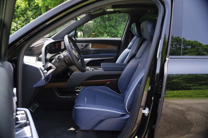 Nappaleder, Alcantara, offenporiges Echtholz und hochwertige Metallakzente sollen Luxus vermitteln. (Bild: Cadillac)